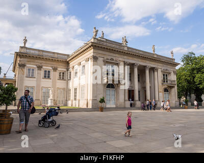Façade principale du Palais des Bains, aussi appelé le palais sur l'eau dans les bains Royal Lazienki (PARC) à Varsovie, Pologne Banque D'Images