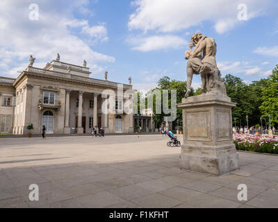 Façade principale du Palais des Bains, aussi appelé le palais sur l'eau dans les bains Royal Lazienki (PARC) à Varsovie, Pologne Banque D'Images