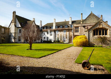 Vue sur les jardins et les bâtiments de l'archevêché à Southwell, Nottinghamshire, Angleterre, Royaume-Uni. Banque D'Images