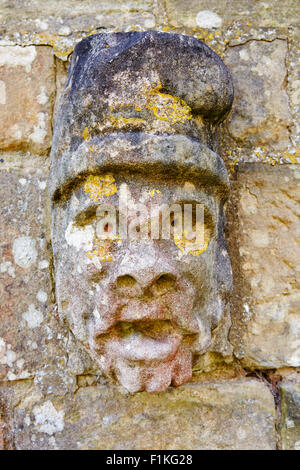 Têtes de pierre sculptés sur le Palais de l'archevêque à Southwell, Nottinghamshire, Angleterre, Royaume-Uni. Banque D'Images