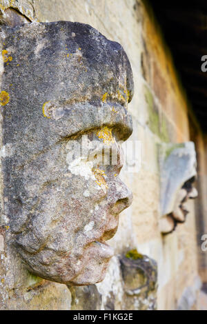 Têtes de pierre sculptés sur le Palais de l'archevêque à Southwell, Nottinghamshire, Angleterre, Royaume-Uni. Banque D'Images