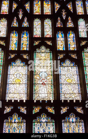 Section d'un grand vitrail à Southwell Minster, Southwell, Nottingham, Angleterre. Banque D'Images