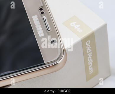 Samsung Galaxy S6 64 Go gold platinum edition caméra avant close up Banque D'Images