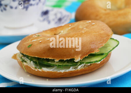 Bagel au fromage à la crème et concombre Banque D'Images