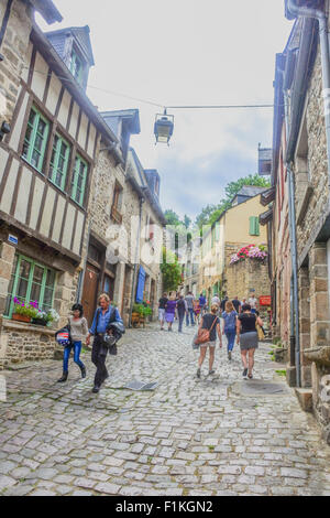 Vue sur la rue de la rue du Petit Fort dans la pittoresque cité médiévale de Dinan, Bretagne, France Banque D'Images