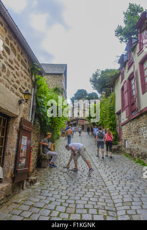 Jeune musicien de rue jouant son accordéon dans la rue du Petit Fort, Dinan, Bretagne, France Banque D'Images