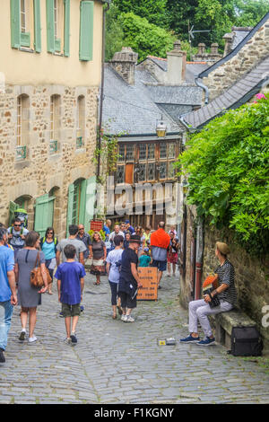 Jeune musicien de rue jouant son accordéon dans la rue du Petit Fort, Dinan, Bretagne, France Banque D'Images