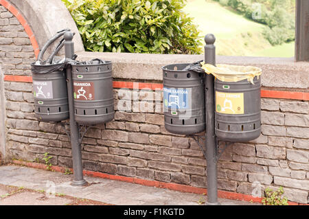 La séparation des déchets et bacs de recyclage en Pays Basque. L'Espagne. Banque D'Images