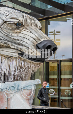 Londres, Royaume-Uni. 3 Septembre, 2015. Greenpeace apporte ses animatronique géant ours polaire, Aurora, à encore sa protestation de l'Arctique, contre Shell l'extraction du pétrole dans un environnement très fragile. L'énorme ours à commande mécanique est placé à l'extérieur du réservoir sur la rive sud de l'AC. Crédit : Guy Bell/Alamy Live News Banque D'Images