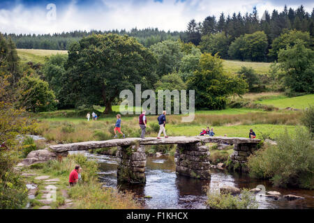 Les familles autour du pont Battant sur l'Est de la rivière Dart à Dartmoor près de Postbridge, Devon UK Banque D'Images