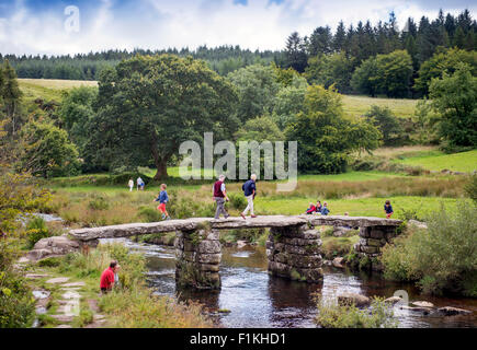 Les familles autour du pont Battant sur l'Est de la rivière Dart à Dartmoor près de Postbridge, Devon UK Banque D'Images