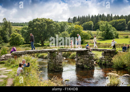 Les familles autour du pont Battant sur l'Est de la rivière Dart à Dartmoor près de Postbridge, Devon UK Banque D'Images