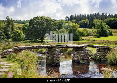 Le battant Pont sur l'Est de la rivière Dart à Dartmoor près de Postbridge, Devon UK Banque D'Images