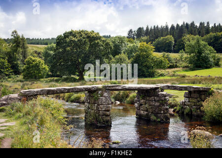 Le battant Pont sur l'Est de la rivière Dart à Dartmoor près de Postbridge, Devon UK Banque D'Images