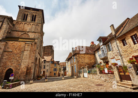 Street View de vieux bâtiments historiques à Saint-Yrieix-la-Perche, Haute-Vienne, Limousin, France. Banque D'Images