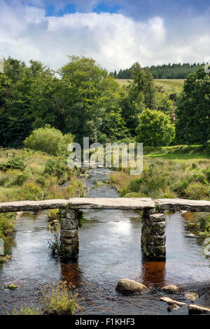 Le battant Pont sur l'Est de la rivière Dart à Dartmoor près de Postbridge, Devon UK Banque D'Images