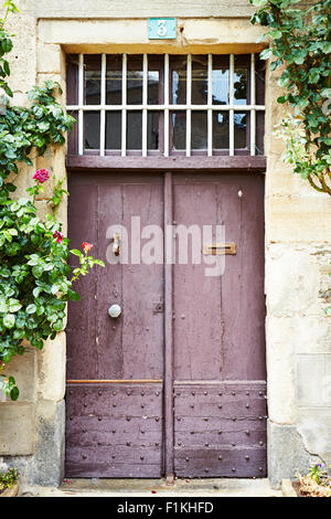 Vieille porte en bois français à Saint-Yrieix-la-Perche, Haute-Vienne, Limousin, France. Banque D'Images