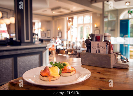 Des oeufs Bénédictine au restaurant UK Banque D'Images