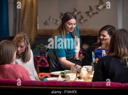 Un groupe de mères profitez d'un brunch du dimanche matin dans un restaurant familial UK Banque D'Images