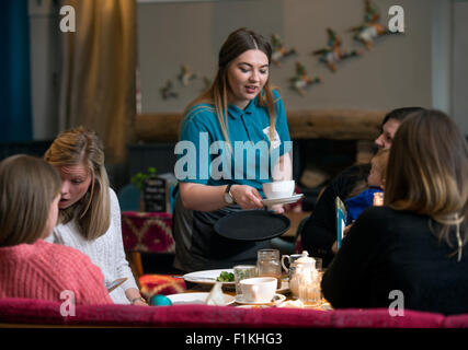 Un groupe de mères profitez d'un brunch du dimanche matin dans un restaurant familial UK Banque D'Images