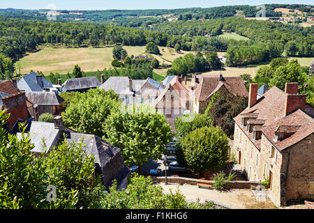 Une vue sur le village de Hautefort, Aquitaine, Dordogne, France. Banque D'Images