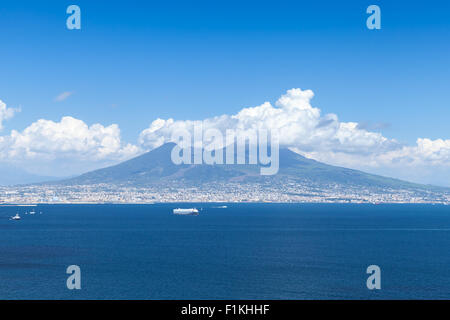 Paysage côtier italien avec le Vésuve à l'horizon Banque D'Images