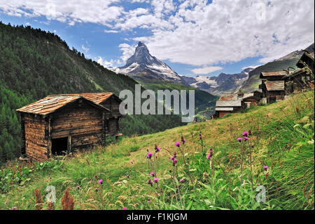 Les greniers traditionnels en bois / granges à Findeln avec vue sur le Mont Cervin, Valais, Alpes Suisses, Suisse Banque D'Images