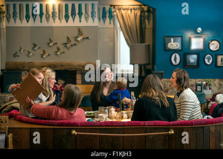 Un groupe de mères profitez d'un brunch du dimanche matin dans un restaurant familial UK Banque D'Images