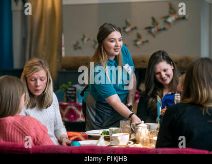 Un groupe de mères profitez d'un brunch du dimanche matin dans un restaurant familial UK Banque D'Images