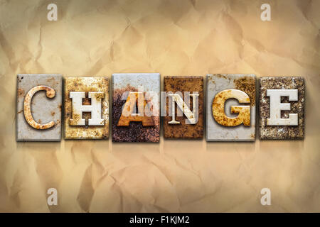 Le mot "CHANGER", écrit en métal rouillé typo sur un type de papier fond émietté. Banque D'Images