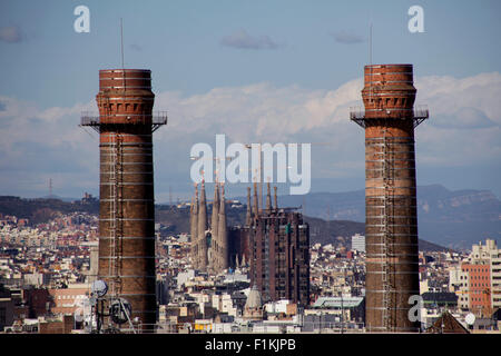 La Fecsa cheminées à Barcelone avec la Sagrada Familia, la cathédrale de derrière. Banque D'Images