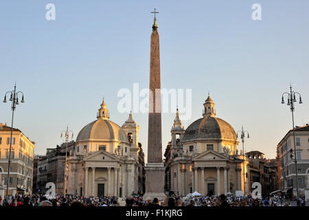 Italie, Rome, Piazza del Popolo, obélisque et églises de Santa Maria di Montesanto (à gauche) et Santa Maria dei Miracoli (à droite) Banque D'Images