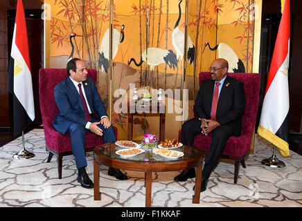 Beijing, Beijing, Chine. Sep, 2015 3. Le président égyptien Abdel Fattah al-Sisi se réunit avec le président soudanais Omar el-Béchir à Beijing, Chine, 3 septembre 2015. Le dirigeant égyptien est en Chine pour assister à un défilé militaire le 3 septembre pour commémorer le 70e anniversaire de la défaite du Japon en 1945 et la fin de la Seconde Guerre mondiale © Bureau Président égyptien/APA/Images/fil ZUMA Alamy Live News Banque D'Images