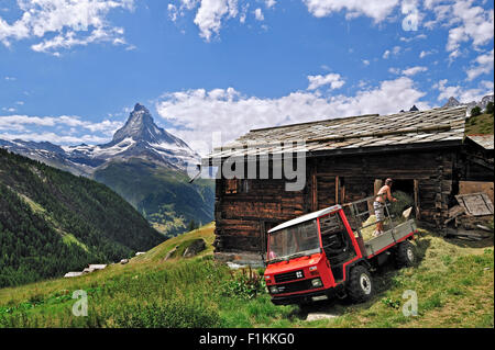 Matterhorn et fermier avec le stockage de foin dans la réforme Muli grenier / raccard près de Findeln, Valais, Alpes Suisses, Suisse Banque D'Images