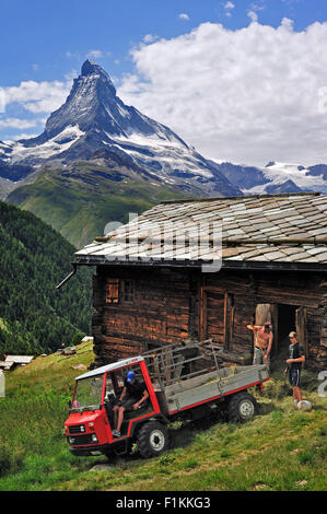 Matterhorn et fermier avec le stockage de foin dans la réforme Muli grenier / raccard près de Findeln, Valais, Alpes Suisses, Suisse Banque D'Images