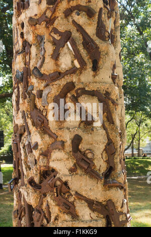 Sculpture totem des armes à feu par Boris Bally à Providence Rhode Island Banque D'Images