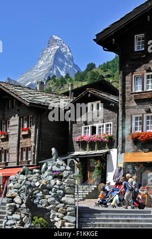 Vue sur le Mont Cervin à partir de Zermatt dans les Alpes Suisses, Valais / Wallis (Suisse) Banque D'Images