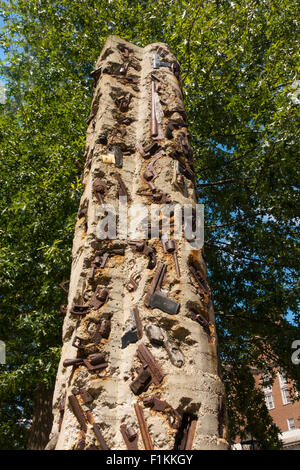 Sculpture totem des armes à feu par Boris Bally à Providence Rhode Island Banque D'Images