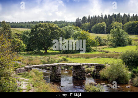 Le battant Pont sur l'Est de la rivière Dart à Dartmoor près de Postbridge, Devon UK Banque D'Images