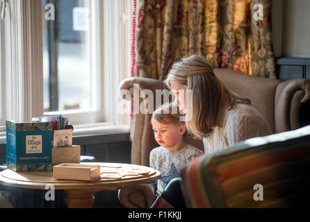 Une mère joue un jeu avec sa fille dans un pub UK Banque D'Images