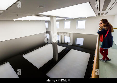 Londres, Royaume-Uni. 3 Septembre, 2015. Pièce d'installation de l'artiste Richard Wilson 20:50 gallery prix marbre inondés en pétrole à la Saatchi Gallery Crédit : Guy Josse/Alamy Live News Banque D'Images