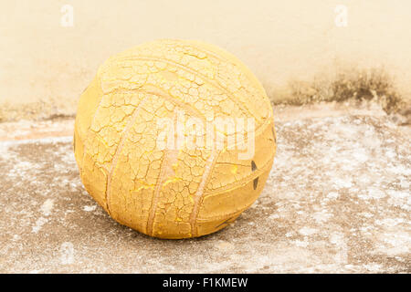 Un ancien terrain de volley-ball sur une surface en béton. Banque D'Images