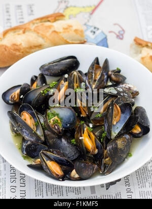 Un bol de moules marinière avec baguette Banque D'Images