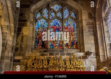 Sculpture par Frank Roper, 1967. Conçu comme un retable pour l'autel, il représente la Dernière Cène, en aluminium, peint l'or. Banque D'Images