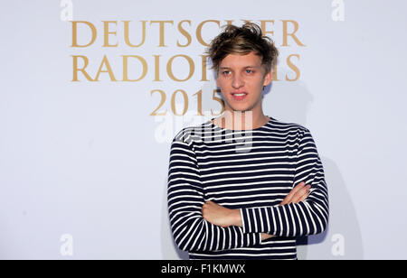 Hambourg, Allemagne. Sep, 2015 3. Musicien britannique George Ezra arrive à la 6ème Deutscher Radiopreis (radio allemande award) Cérémonie à Hambourg, Allemagne, 3 septembre 2015. PHOTO : AXEL HEIMKEN/DPA/Alamy Live News Banque D'Images