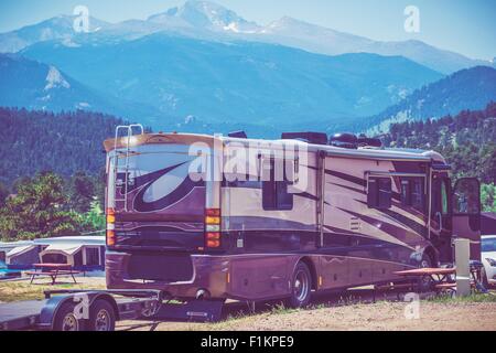 Camping dans le camping-car dans la ville pittoresque de Colorado RV Park. Diesel Pusher classe un camping-car. Banque D'Images