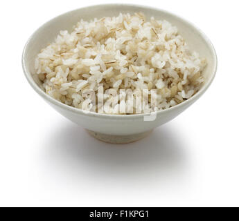 Un bol de riz japonais cuit avec de l'orge isolé sur fond blanc Banque D'Images