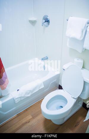 Petite salle de bains avec baignoire et toilettes. Salle de bains Vertical Photo. Banque D'Images