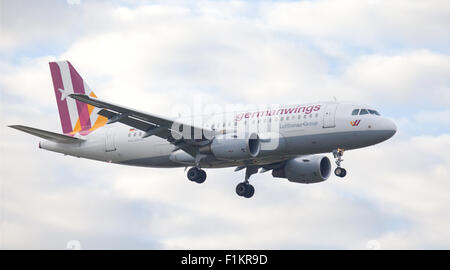 Airbus A319 Germanwings D-AKNH arrivant à l'aéroport de Londres Heathrow LHR Banque D'Images