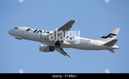 Airbus A320 de Finnair OH-LXI décollant de l'aéroport Londres Heathrow LHR Banque D'Images